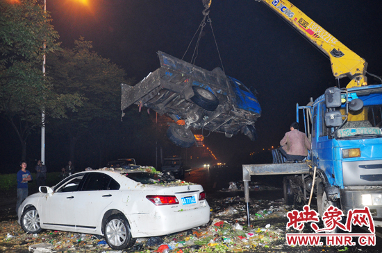 1點(diǎn)40許，兩輛車先后被吊起并拖離現(xiàn)場，停車場的幾位員工將路面清掃干凈，隨后該路段恢復(fù)通行。
