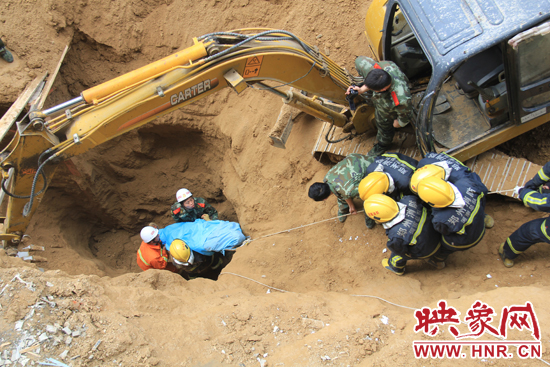 14點10分，經(jīng)過4個多小時的救援，消防官兵發(fā)現(xiàn)被埋男子，現(xiàn)在正從6米多深的塔吊塌方處抬出。