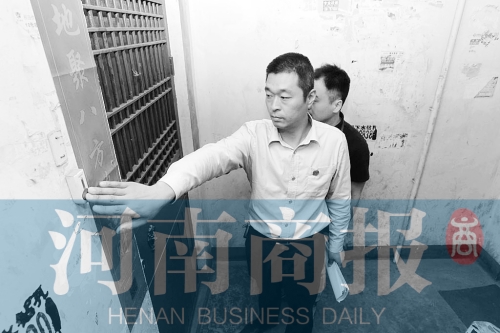 　來到馬某家，法官被拒之門外