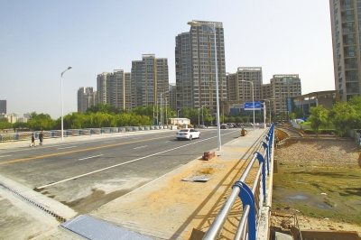 東風渠上又一座人車兩用橋正式通車。