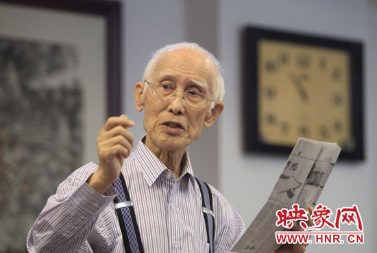 余光中現(xiàn)場(chǎng)朗誦新詩(shī)《招魂》。
