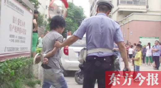 民警把群眾抓到的小偷帶走調(diào)查 民警把群眾抓到的小偷帶走調(diào)查