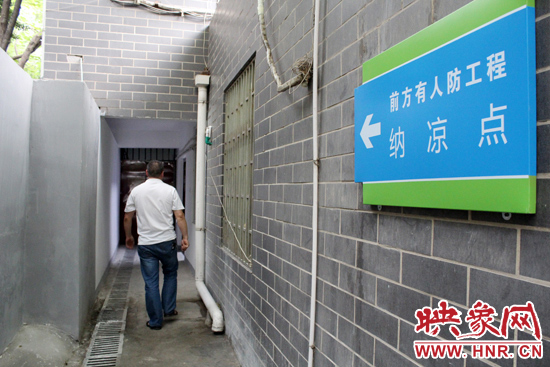 在每一處納涼點(diǎn)均有醒目標(biāo)志，市民可就近前往。