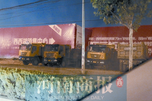 昨夜，記者發(fā)現(xiàn)一些工地外，渣土車們正在“休息”記者 鄧萬里/攝