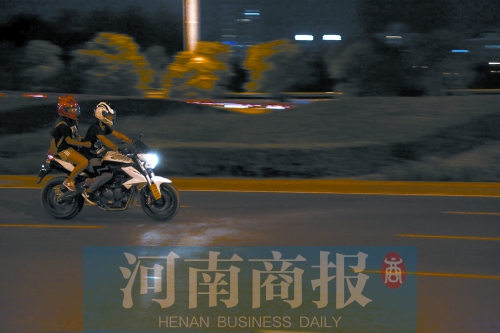 深夜，鄭東新區(qū)，不少人騎著摩托車呼嘯而過