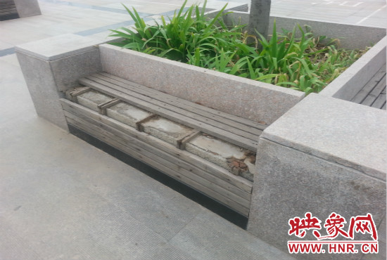 基礎(chǔ)設(shè)施破壞嚴(yán)重，一直無人修理。