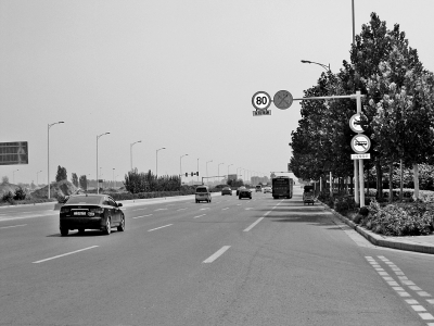 走訪鄭開大道，記者發(fā)現(xiàn)路上的限速標(biāo)志已明顯減少。