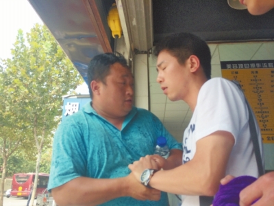 記者正查看照片，突遭藍(lán)衣男強(qiáng)搶手機(jī)。