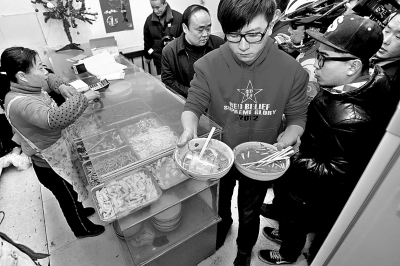 　　上圖2013年年初，很多鄭州市民光臨李剛的面館，掀起“全城吃面”熱潮。CFP供圖