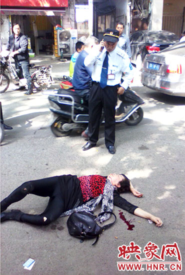 一名老年人當場昏迷。