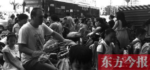 9月4日下午，文化路一小附近，大批陪讀家長(zhǎng)接孩子。