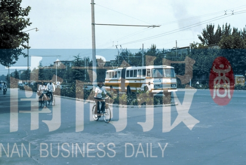 1983年的建設(shè)路，已經(jīng)有了電車(chē)