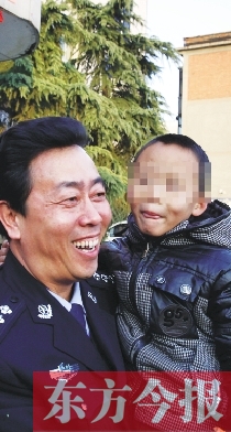 林州市公安局長趙峰抱著滿臉笑容的曉宇（化名），也露出了笑容