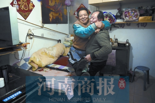 2015年1月15日，老鄰居抱起180斤重的高新海去坐三輪車，準(zhǔn)備出去轉(zhuǎn)轉(zhuǎn)