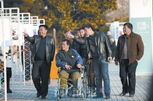 2009年9月15日，老鄰居們陪高新海游綠城廣場(chǎng) 井勇/供圖