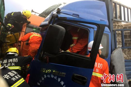 圖為21日，蘭南高速河南段21輛汽車(chē)發(fā)生連環(huán)相撞事故，消防人員對(duì)被困傷員進(jìn)行緊急救援。　郭浩　攝