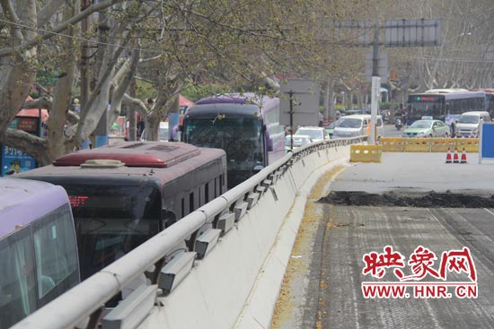 上下橋口圍擋處道路擁堵。