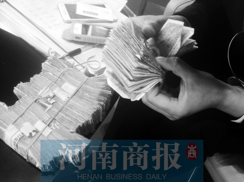 一名店員點了快一個小時，只點了一小部分零錢