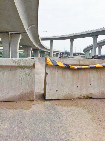  京廣快速路北延地面道路北三環(huán)入口處，一排石墩擋道，不讓入內(nèi)。