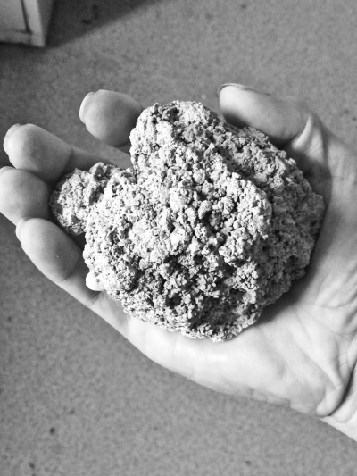 砸中柳女士的水泥塊 砸中柳女士的水泥塊