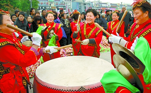11月15日，鄧州廣大干部群眾載歌載舞慶祝黨的十八大勝利閉幕。