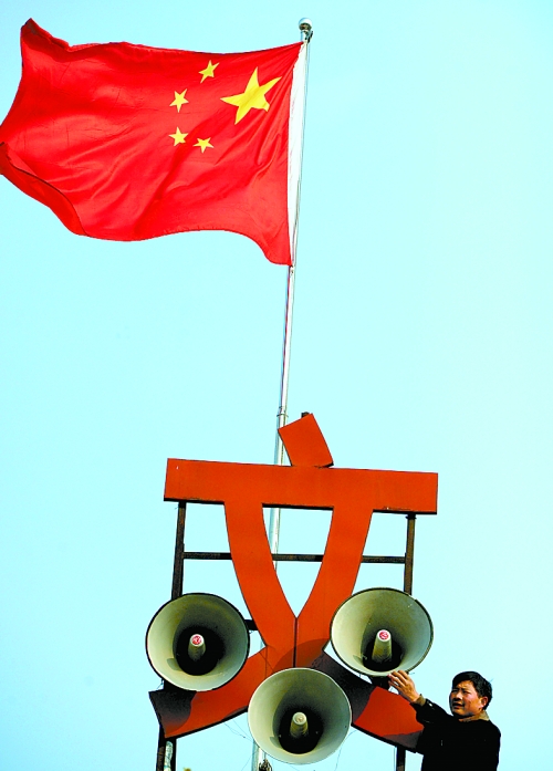 11月15日，新蔡縣磚店鎮(zhèn)黨員劉新峰在村口架起三個大喇叭，向群眾及時宣傳十八大精神。