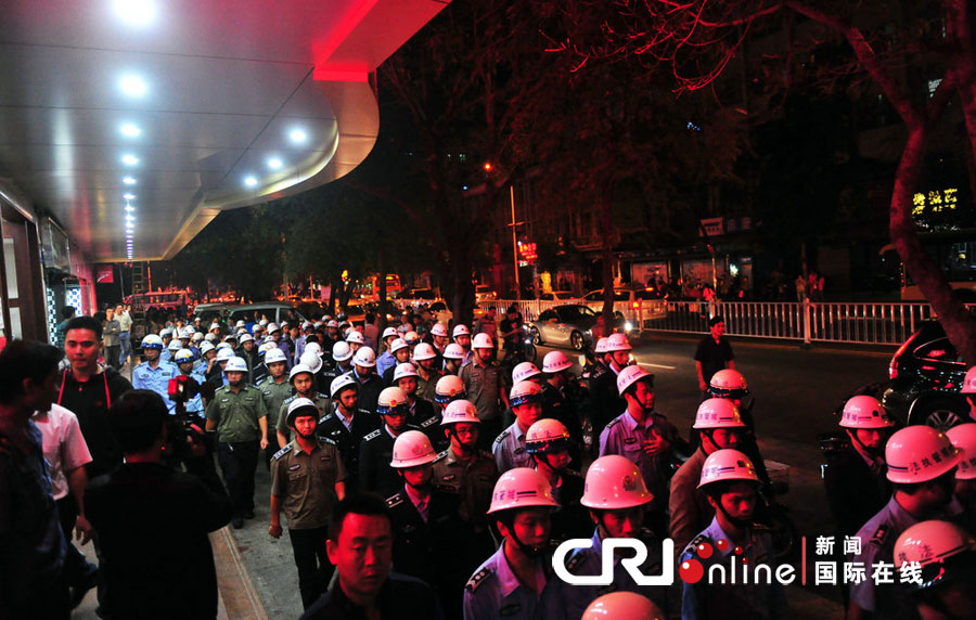 2012年12月26日晚，海南省三亞市，三亞市綜合行政執(zhí)法局河西大隊(duì)近百名城管上街執(zhí)法。