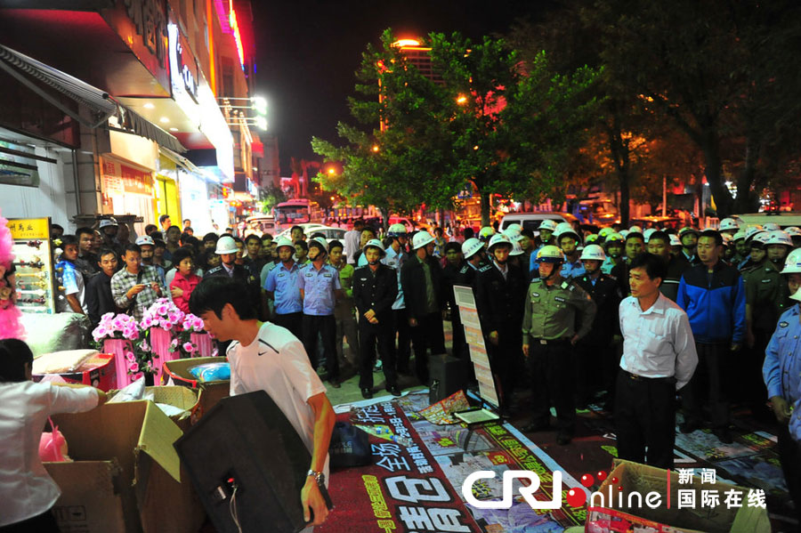 　2012年12月26日晚，海南省三亞市，三亞市綜合行政執(zhí)法局河西大隊(duì)近百名城管上街執(zhí)法。