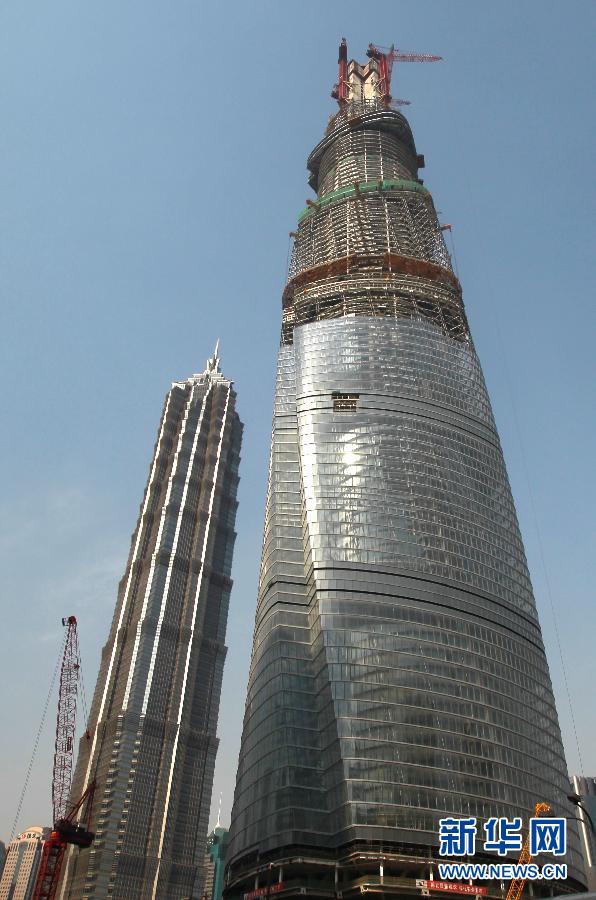 在建的國內(nèi)第一高樓“上海中心”（右）（4月11日攝）。