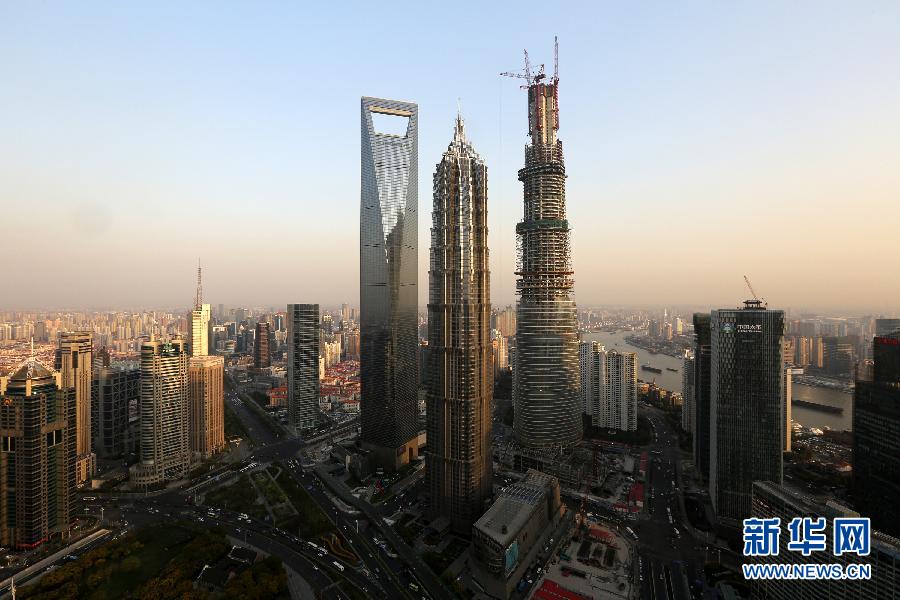 這是4月10日拍攝的上海陸家嘴，右側(cè)建設(shè)中的超高層建筑為上海中心大廈。