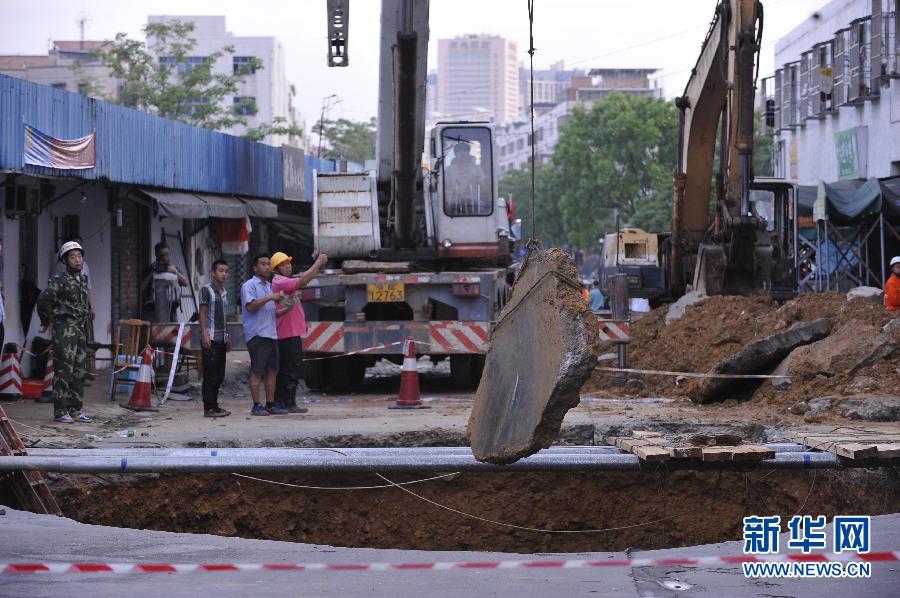 5月21日，在廣東省深圳市龍崗區(qū)橫崗街道紅棉二路華茂工業(yè)園路面塌陷處，救援人員在現(xiàn)場(chǎng)救援。