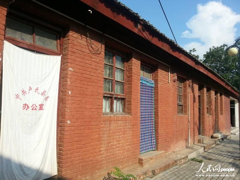 圖為盧氏縣委使用了56年的土坯辦公房。圖片來源：人民網(wǎng)