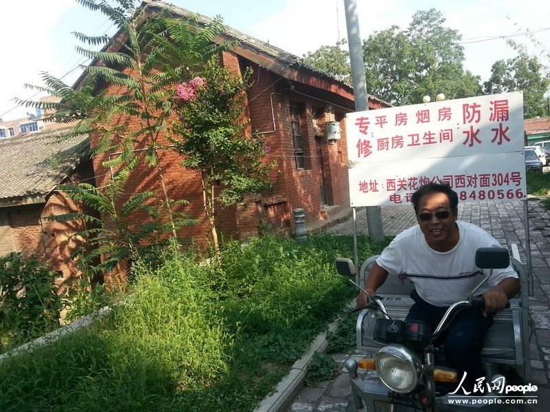 圖為縣委大院依然沒有配備專職保安，群眾可以隨意進入。圖片來源：人民網(wǎng)