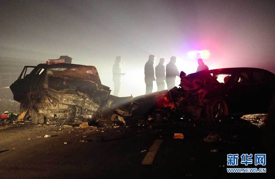 2013年1月9日，合肥，事故現(xiàn)場，兩輛受損車輛已經(jīng)全部變形