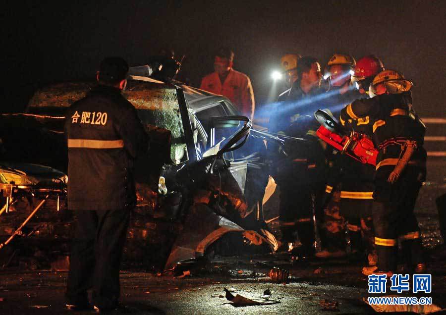 2013年1月9日，合肥，事故現(xiàn)場，兩輛受損車輛已經(jīng)全部變形