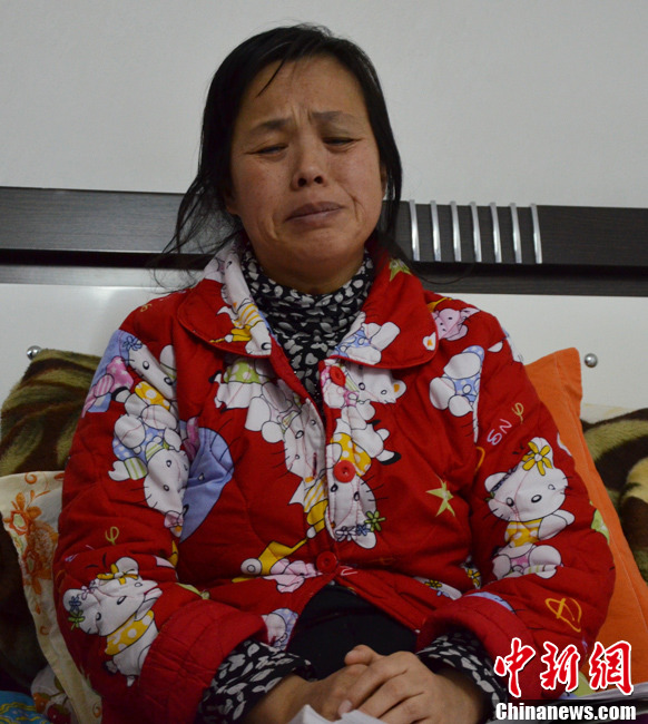 近日，記者在伊春市帶嶺區(qū)職工醫(yī)院廢棄太平間內(nèi)看到了陳慶霞，當(dāng)向記者講訴其兒子走失時，泣不成聲。