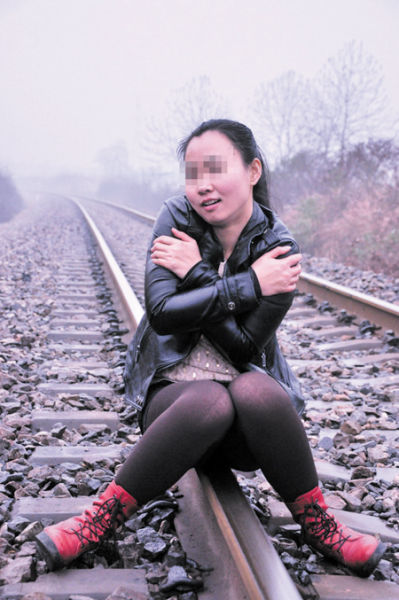 小莉正在鐵軌上拍照，民警提醒這樣十分危險(xiǎn)。 均為當(dāng)事人供圖