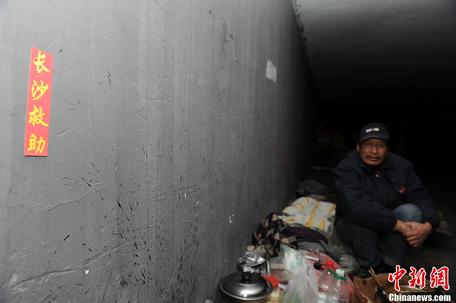 立交橋下流浪者的“新年” 立交橋下流浪者的“新年”