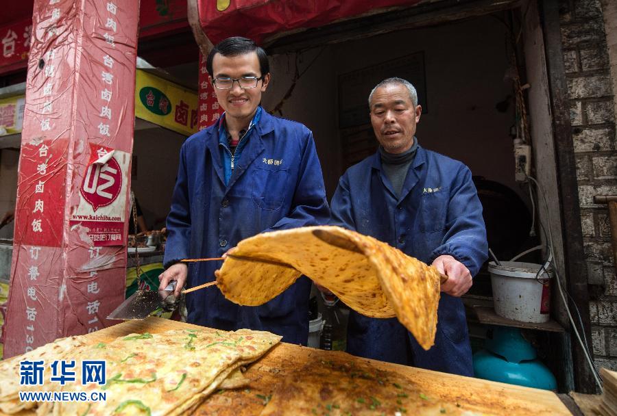 （晚報）（2）創(chuàng)業(yè)賣燒餅的大學(xué)生