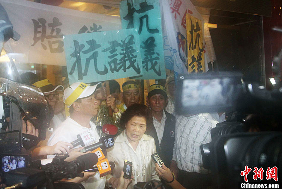 圖為死者洪石成的遺孀控訴菲相關(guān)人員暴行，呼吁菲方正式道歉。中新社發(fā) 董會(huì)峰/攝