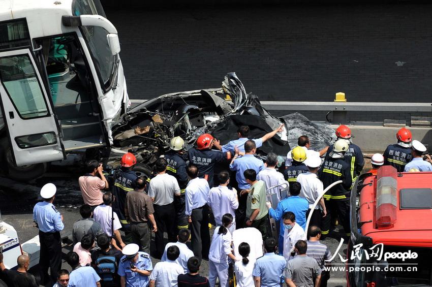 北京大客車(chē)追尾碾壓奧迪司機(jī)被困車(chē)中。