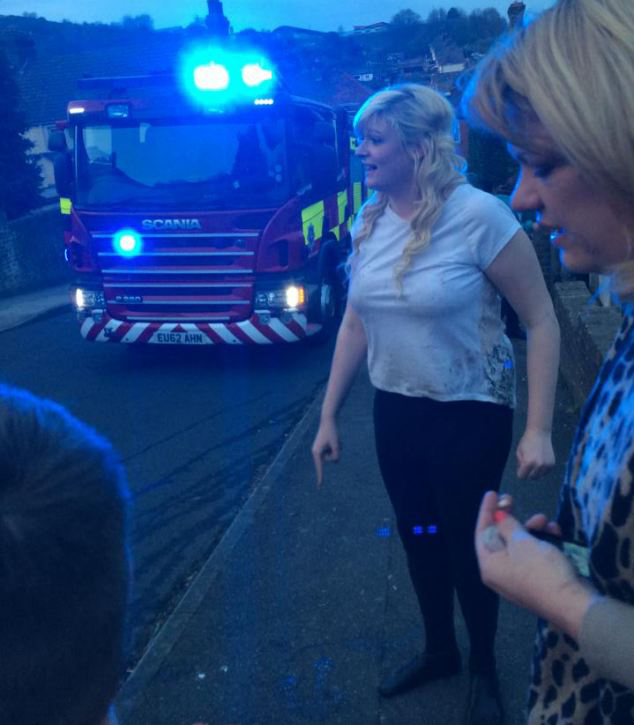 英16歲女孩撿手機(jī)被卡 英16歲女孩撿手機(jī)被卡