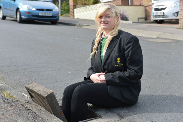 英16歲女孩撿手機(jī)被卡 英16歲女孩撿手機(jī)被卡