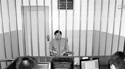 警方審訊犯罪嫌疑人“秦火火”。