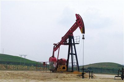 長(zhǎng)慶油田標(biāo)準(zhǔn)化井場(chǎng)，位于定邊縣新安邊鎮(zhèn)店子坪村黃土高原上。
