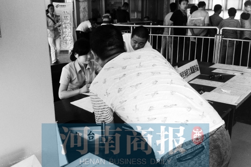 戴著耳機(jī)工作，挺“愜意”