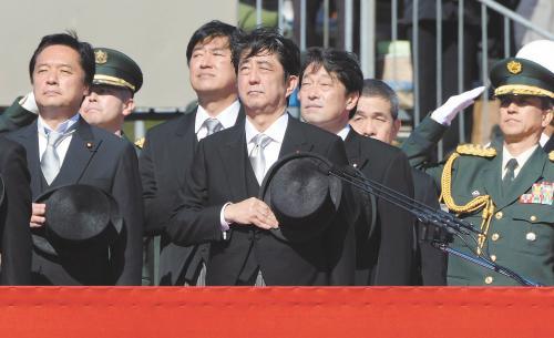 　27日上午，日本首相安倍晉三在琦玉縣的自衛(wèi)隊(duì)朝霞訓(xùn)練場(chǎng)出席陸上自衛(wèi)隊(duì)年度閱兵式
