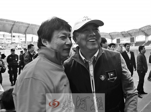 比賽結(jié)束后，老胡熱情擁抱老唐。