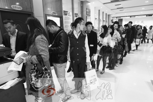 昨天,除復(fù)印材料處有新人排隊外,金水區(qū)民政局婚姻登記處大廳內(nèi)處未見新人排隊的火爆場景。