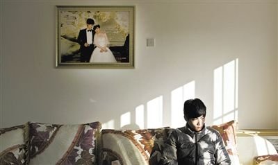 11月28日，青島膠南，丁海偉的婚房掛著與妻子的結(jié)婚照。如今妻子和未出世的孩子都已離世。新京報記者 周崗峰 攝